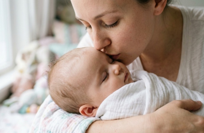 Gemini Ai Photo Prompt for Mother and Daughter Baby Kiss Muslin Soft Light